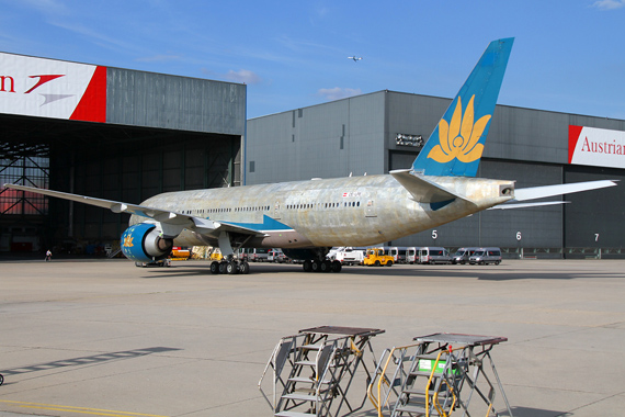 AUA Austrian Airlines Boeing 777 OE-LPE vor dem Hangar Foto RR Austrian Wings Media Crew