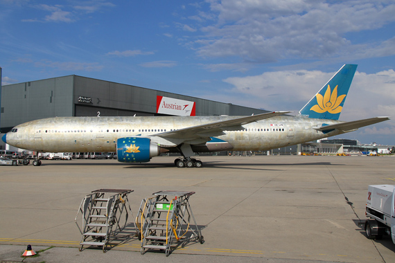 AUA Austrian Airlines Boeing 777 OE-LPE vor dem Hangar_1 Foto RR Austrian Wings Media Crew