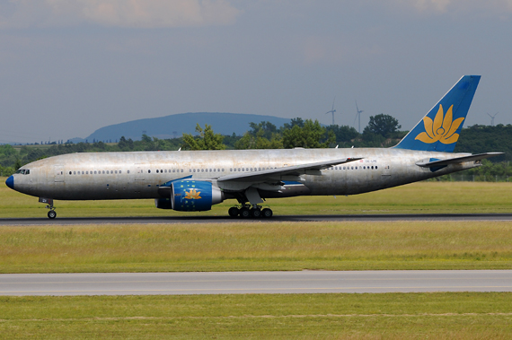 Austrian Airlines / Vietnam Airlines Boeing 777-200ER OE-LPE beim Start im Sonnenschein ohne Lackierung - Foto: Austrian Wings Media Crew