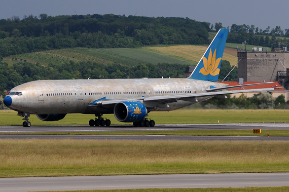 Austrian Airlines / Vietnam Airlines Boeing 777-200ER OE-LPE beim Start im Sonnenschein ohne Lackierung - Foto: Austrian Wings Media Crew