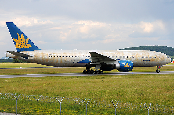 Austrian Airlines (Tyrolean Airways) Boeing 777-2Q8ER - ex Aeroflot ex Vietnam Airlines VN-A147 rollt "nackt" zur Startpiste OE-LPE - Foto: Austrian Wings Media Crew