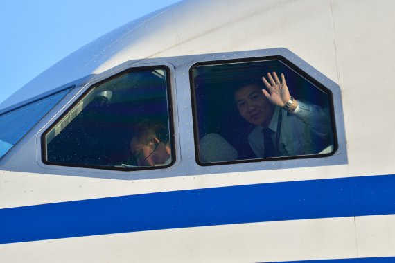 Air China ERstlandung Closeup Cockpit winkende Piloten Foto PA Austrian Wings Media Crew