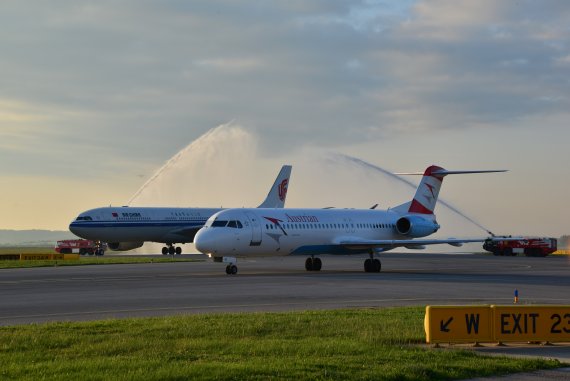 Drängte sich (wohl als Ausdruck des Codeshares zwischen Air China und AUA) frech ins Bild: Fokker 100 der AUA ... ;-)