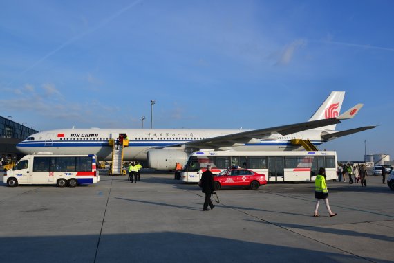 Air China ERstlandung Wien A330 mit FAhrzeugen Foto PA Austrian Wings Media Crew