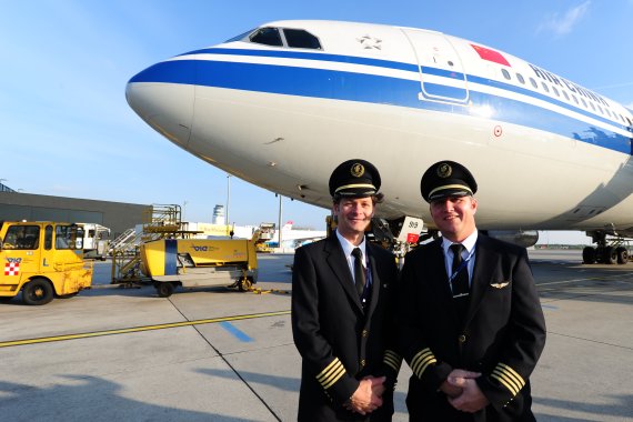 Kapitän Jan Kurka (rechts) mit einem ebenfalls aus Österreich stammenden Air China Piloten