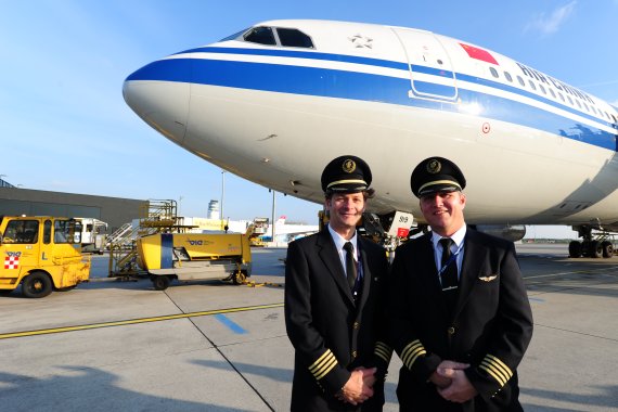Kapitän Jan Kurka (rechts) mit einem ebenfalls aus Österreich stammenden Air China Piloten Kapitän Jan Kurka (rechts) mit einem ebenfalls aus Österreich stammenden Air China Piloten