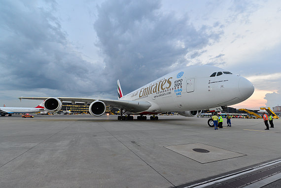 Emirates A380 A6-EES Erstlandung Wien Parkposition H48