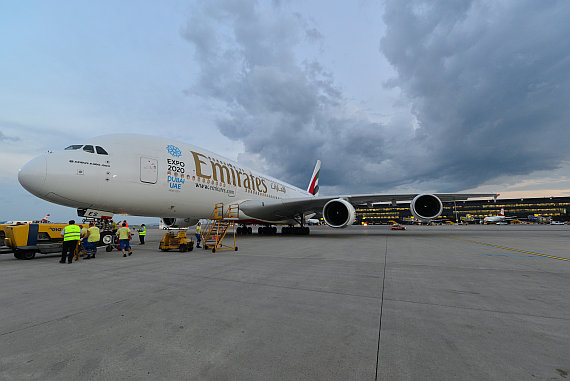 Emirates A380 A6-EES Erstlandung Wien Parkposition H48_2 Foto PA Austrian Wings Media Crew