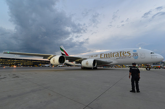Emirates A380 A6-EES Erstlandung Wien mit Polizist PA Austrian Wings Media Crew