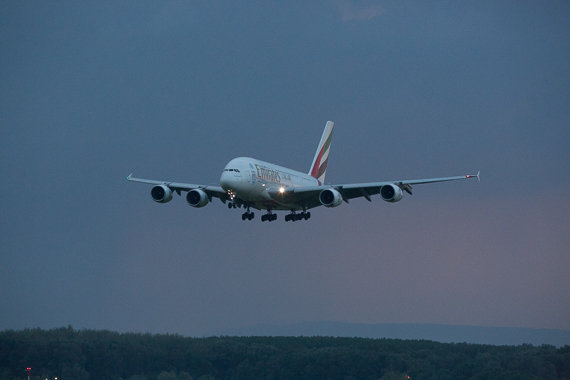 Die Maschine im Anflug auf die Piste 16 - Foto: Peter Hollos