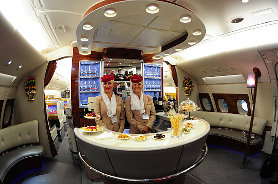 ... steht eine eigene Lounge samt Bar und Sitzgelegenheiten zur Verfügung - ganz wie in den glorreichen Tagen der Luftfahrt an Bord der legendären Boeing 747 ...