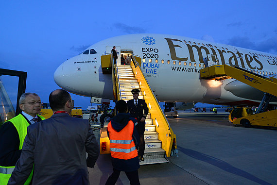 Emirates A380 ERstlandung First Officer steigt aus Foto PA Austrian Wings Media Crew