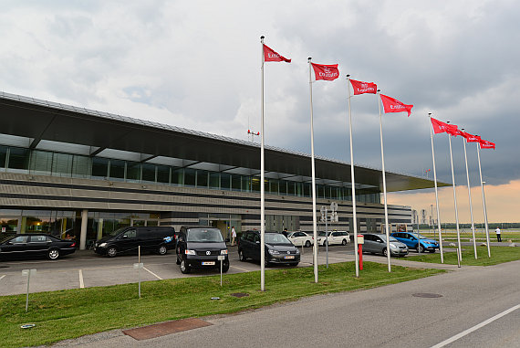 Das VIP-Terminal am Flughafen Wien war anlässlich der A380-Erstlandung entsprechend beflaggt.