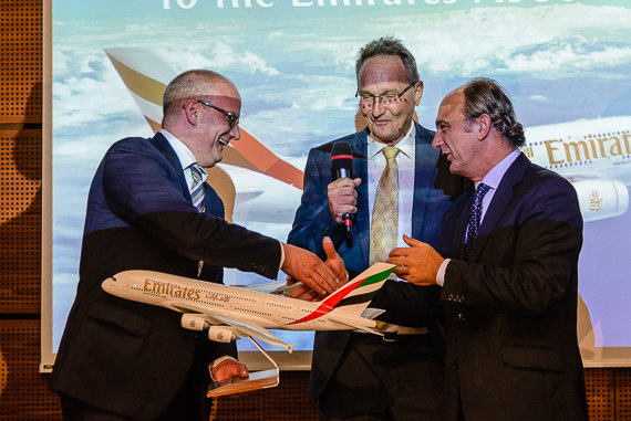Emirates A380 Erstlandung Jäger Gross Handshake Modell Foto Markus Dobrozemsky