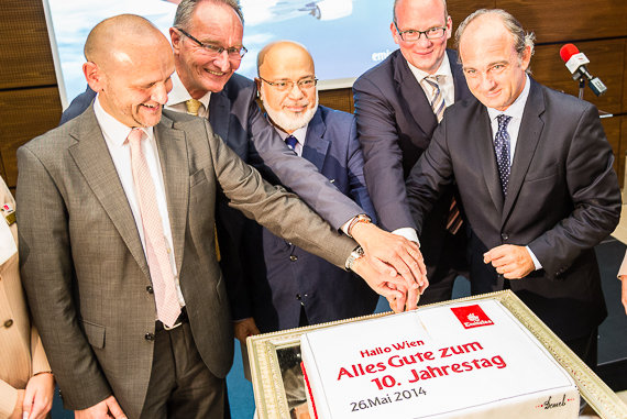Zur Feier von 10 Jahren Emirates in Wien wurde eine Torte angeschnitten.
