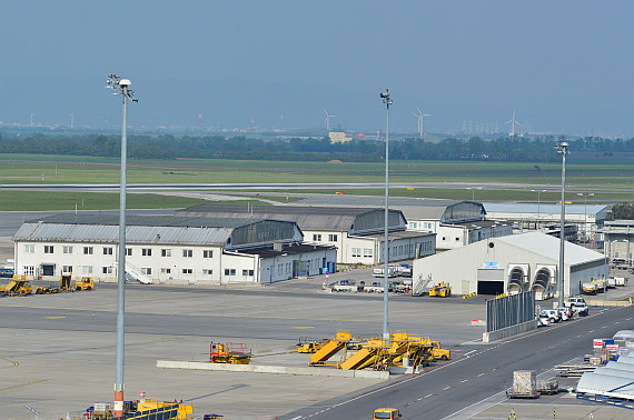 Bild aus vergangenen Tagen: Die 1938 errichteten Hangars schränkten den Platz auf dem Vorfeld schon lange ein.