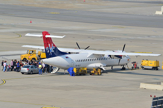 JAT Air Serbia ATR72 YU-ALO Passagiere steigen ein Foto PA Austrian Wings Media Crew