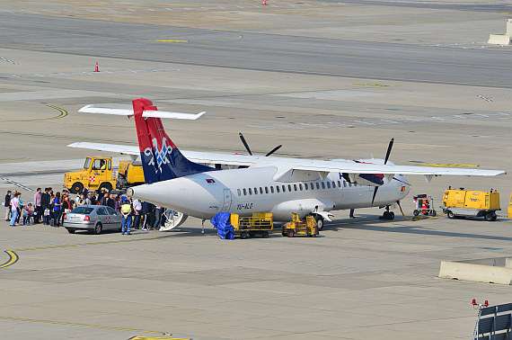 JAT Air Serbia ATR72 YU-ALO Passagiere steigen ein Foto PA Austrian Wings Media Crew JAT Air Serbia ATR72 YU-ALO Passagiere steigen ein Foto PA Austrian Wings Media Crew