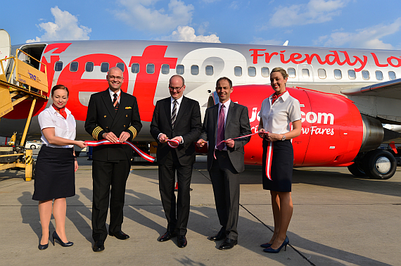 Jet2 Erstlandung Flughafen Wien Boeing 737-300 G-CELK Julian Jäger mit Crew Ribbon Cutting Foto PA Austrian Wings Media Crew