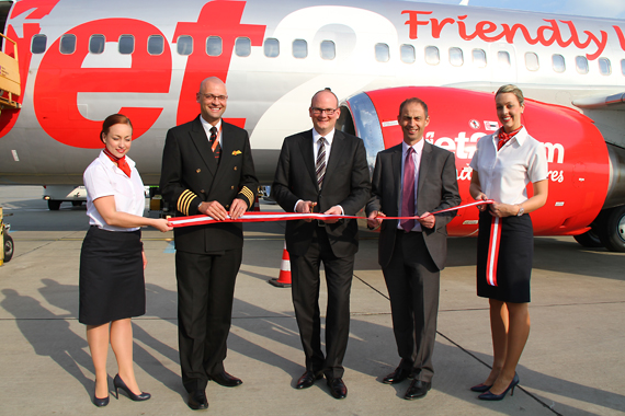 Jet2-Erstlandung-Flughafen-Wien-Boeing-737-300-G-CELK-Julian-Jäger-mit-Crew-Ribbon-Cutting-Foto-RR-Austrian-Wings-Media-Crew Jet2-Erstlandung-Flughafen-Wien-Boeing-737-300-G-CELK-Julian-Jäger-mit-Crew-Ribbon-Cutting-Foto-RR-Austrian-Wings-Media-Crew