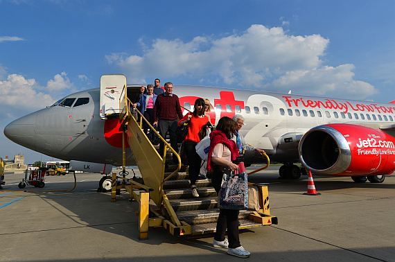 Jet2 Erstlandung Flughafen Wien Boeing 737-300 G-CELK Passagiere steigen aus Foto PA Austrian Wings Media Crew