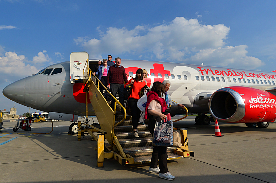 Jet2 Erstlandung Flughafen Wien Boeing 737-300 G-CELK Passagiere steigen aus Foto PA Austrian Wings Media Crew Jet2 Erstlandung Flughafen Wien Boeing 737-300 G-CELK Passagiere steigen aus Foto PA Austrian Wings Media Crew