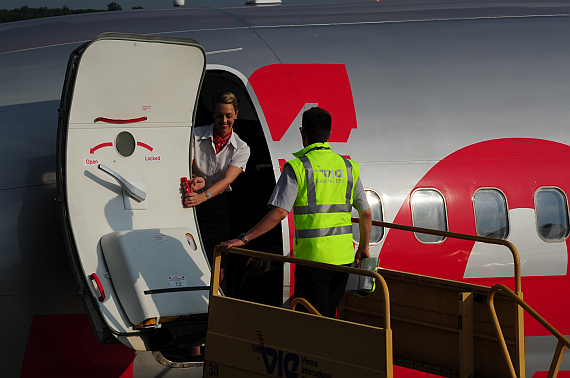 Jet2 Erstlandung Flughafen Wien Boeing 737-300 G-CELK_11 Foto PA Austrian Wings Media Crew