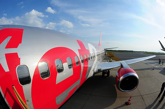 Jet2 Erstlandung Flughafen Wien Boeing 737-300 G-CELK_12 Foto PA Austrian Wings Media Crew