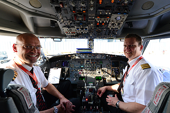 Jet2 Erstlandung Piloten im Cockpit Foto PA Austrian Wings Media Crew