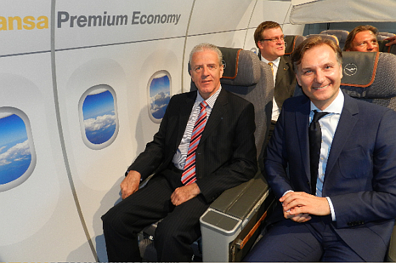 Flughafen Graz-Chef Gerhard Widmann (Iinks) und LH Österreich und Slowakei Vertreter Herr Kreillechner (rechts) beim  testen der neuen Sitze. Hinten links:  Boris Ogursky, Kommunikation LH-Passage