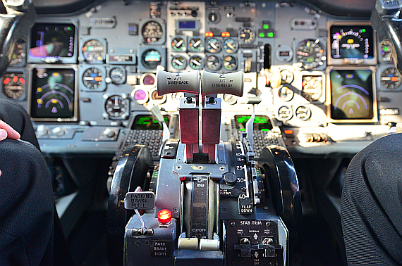 Schubhebel Cockpit Boeing 737-300 Jet2 G-CELK Foto PA Austrian Wings Media Crew