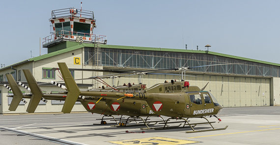 Drei OH-58 Kiowa vor dem Tower des Fliegerhorstes