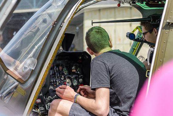 Tag der Schulen Langenlebarn OH-58 Kiowa im Hangar Closeup Foto Markus Dobrozemsky