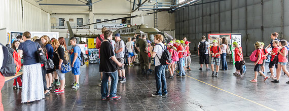 Tag der Schulen Langenlebarn OH-58 Kiowa im Hangar Foto Markus Dobrozemsky