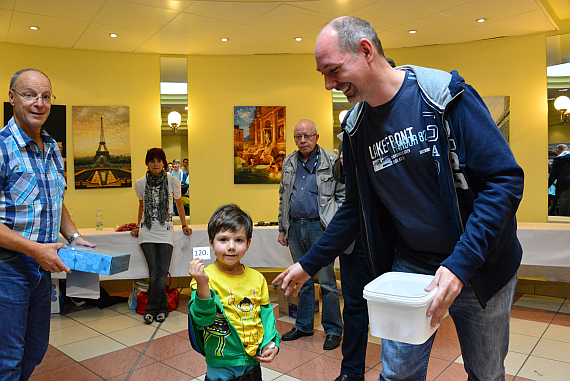 Besonders groß war die Freude über einen Tombola-Gewinn bei den jüngsten Besuchern.