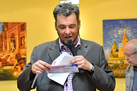 Es wird spannend: Obmann Martin Dichler verlost den Hauptpreis ... Es wird spannend: Obmann Martin Dichler verlost den Hauptpreis ...