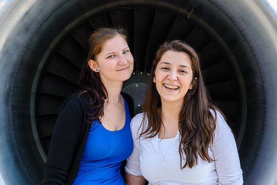 Einmal im Triebwerk eines Jets Platz nehmen: Der Traum vieler Luftfahrtenthusiasten wurden für diese beiden jungen Damen dank LOT und dem Flughafen Wien war.