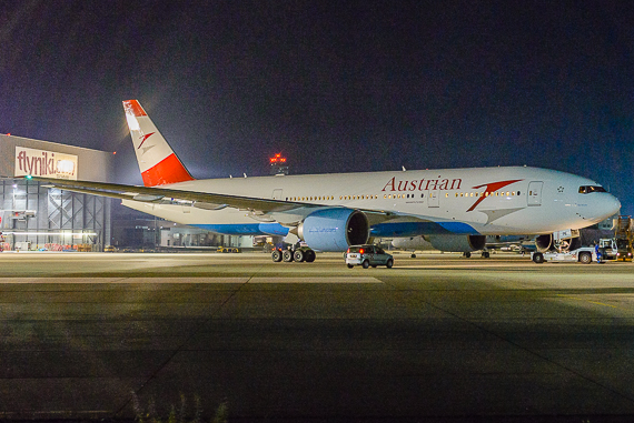 AUA AUstrian Airlines Boeing 777 OE-LPE Ankunft Wien_1 Dobrozemsky