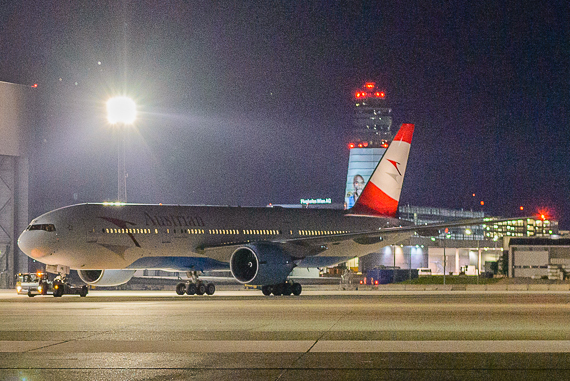 AUA AUstrian Airlines Boeing 777 OE-LPE Ankunft Wien_3 Dobrozemsky