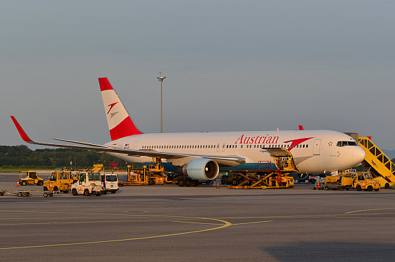 ... und die OE-LAT erhalten als erste AUA-Langstreckenflugzeuge die neue Lackierung ...