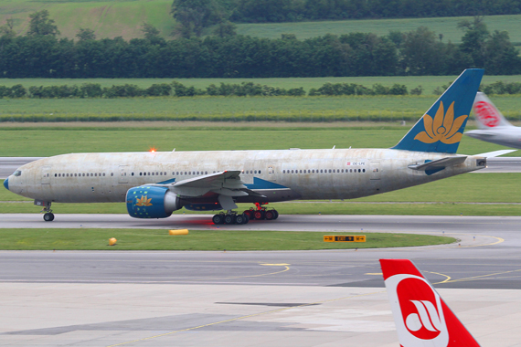 AUA-Austrian-Airlines-Boeing-777-ohne-Lackierung-Ferryflight-01.-Juni-2014-OE-LPE_1-Foto-RR-Austrian-Wings-Media-Crew