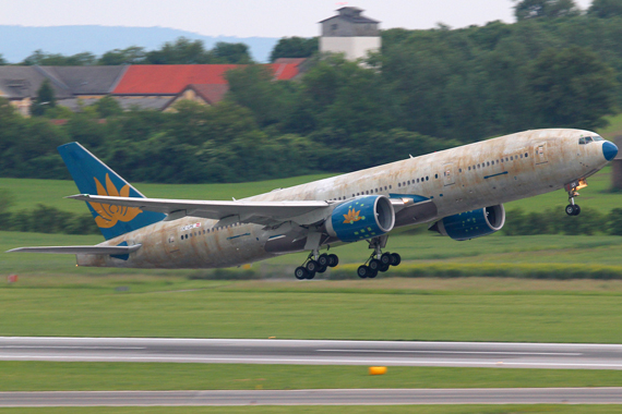 AUA-Austrian-Airlines-Boeing-777-ohne-Lackierung-Ferryflight-01.-Juni-2014-OE-LPE_2-Foto-RR-Austrian-Wings-Media-Crew