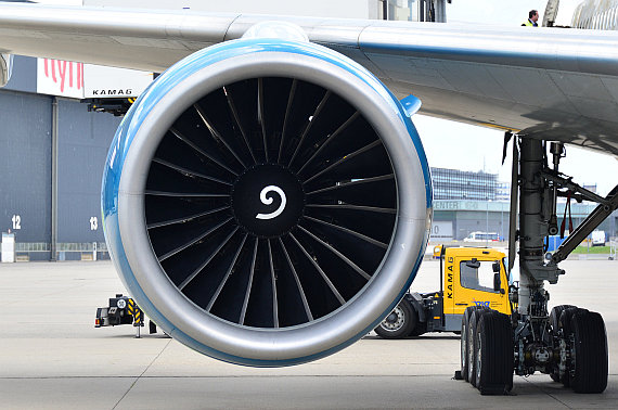 AUA Austrian Airlines Boeing 777 ohne Lackierung Testflug 31. Mai 2014 OE-LPE_DSC_1414 GE90 Triebwerk Turbine Foto PA Austrian Wings Media Crew