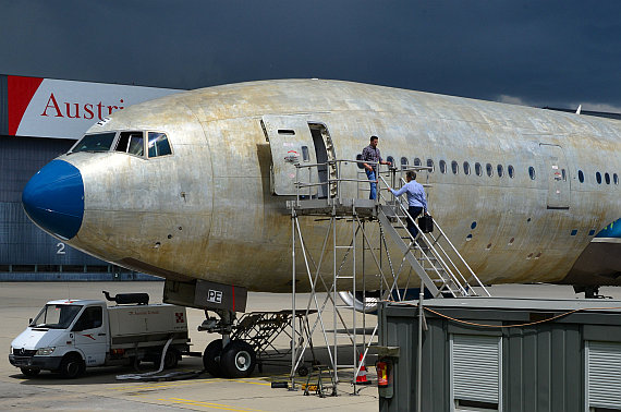 AUA Austrian Airlines Boeing 777 ohne Lackierung Testflug 31. Mai 2014 OE-LPE_DSC_1461 Crew geht an Bord Foto PA Austrian Wings Media Crew
