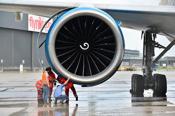 AUA Austrian Airlines Boeing 777 ohne Lackierung Testflug 31. Mai 2014 OE-LPE_DSC_1479 GE90 Triebwerk Turbine Techniker Foto PA Austrian Wings Media Crew