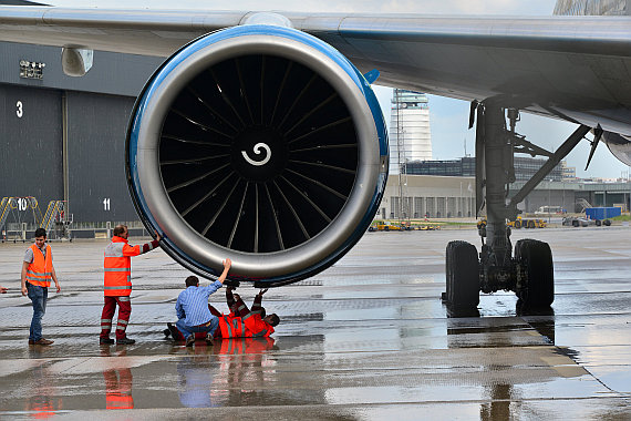 AUA Austrian Airlines Boeing 777 ohne Lackierung Testflug 31. Mai 2014 OE-LPE_DSC_1484 GE90 Triebwerk Turbine Techniker Foto PA Austrian Wings Media Crew