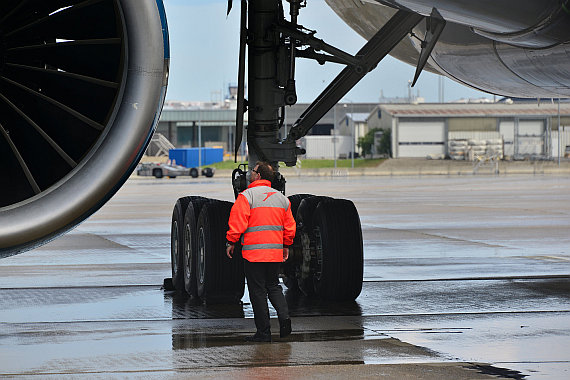 AUA Austrian Airlines Boeing 777 ohne Lackierung Testflug 31. Mai 2014 OE-LPE_DSC_1492 GE90 Triebwerk Turbine Techniker Foto PA Austrian Wings Media Crew