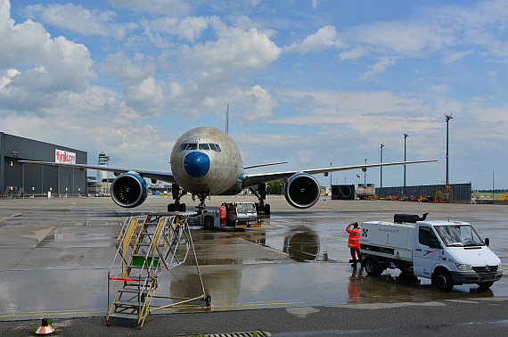 AUA Austrian Airlines Boeing 777 ohne Lackierung Testflug 31. Mai 2014 OE-LPE_DSC_1539 Pushback Foto PA Austrian Wings Media Crew