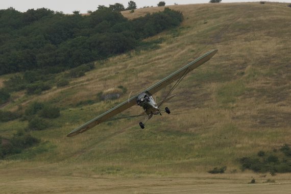 Hans Bauer führt die historische Piper von Cpt. Andi Baumann vor - Foto: Anton Wildberger