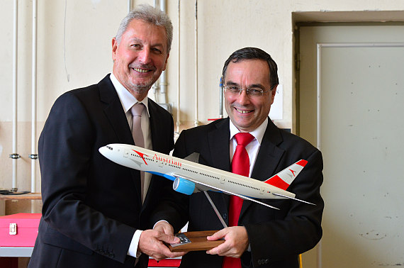 Michael Delion übergibt das Boeing 777 Modell an Franz Koller. Michael Delion übergibt das Boeing 777 Modell an Franz Koller.